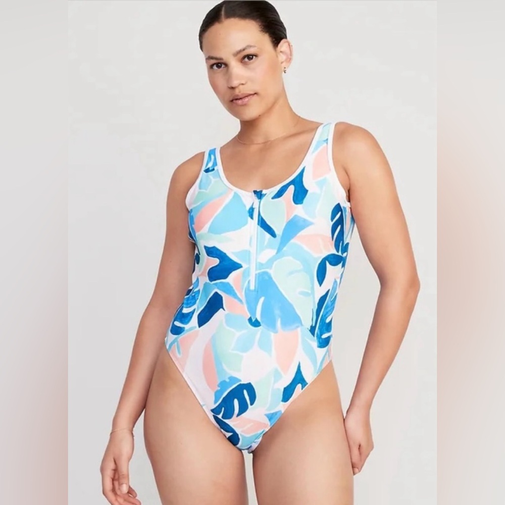 Scoop Neck One Piece Women’s Swimsuit Size Small